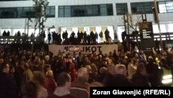 Učesnici protesta ispred Palate pravde u Beogradu, 16. novembar