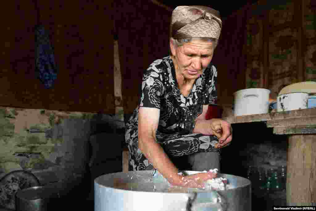 Производство сыра похоже на волшебство. Стоит добавить в теплое молоко ферменты – и оно сворачивается буквально на глазах.