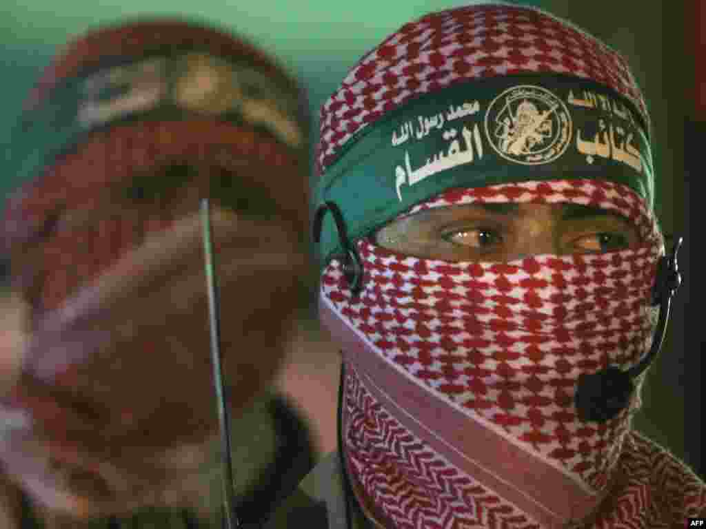Палестына: ваяўнікі Хамаз падчас маршу ў гонар забітага камандзіра Махмуда аль-Мабхуда.