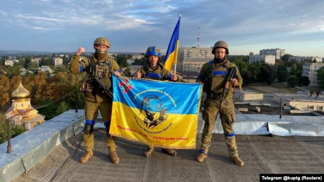 Украинские военные на крыше здания в освобожденном от войск РФ городе Купянске Харьковской области