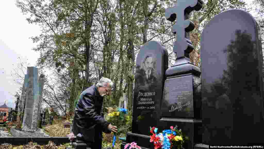 Левко Лук&rsquo;яненко на могилі Миколи Руденка, одного із засновників Української Гельсінської групи