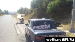 Советский автомобиль на обочине дороги в Узбекистане.