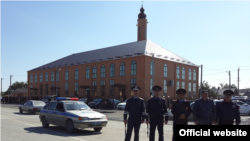 Полиция на фоне мечети в станице Шелковской, Чечня