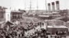 Посадка мигрантов на пароходе "Херсон" в Одесском порту перед отправкой на Зеленый Клин. Фото из издания 1903 года 