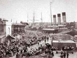 Посадка переселенців на пароплав «Херсон» в порту міста Одеси перед відправкою на Зелений Клин. Фото з видання 1903 року