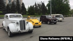Maşini vechi expuse în Piaţa Marii Adunări Naţionale