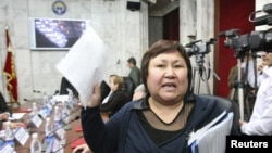Не все претенденты в президенты довольны решением ЦИК. Токтайым Уметалиева, лидер партии "Жашасын Кыргызстан" намерена отстаивать свои права. 