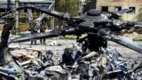 Залишки знищеного російського гелікоптера на аеродромі у Гостомелі на Київщині