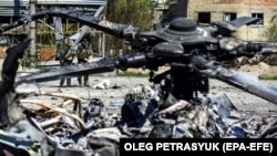 Остатки уничтоженного российского вертолета на аэродроме в городе Гостомеле Киевской области, 5 мая 2022 года