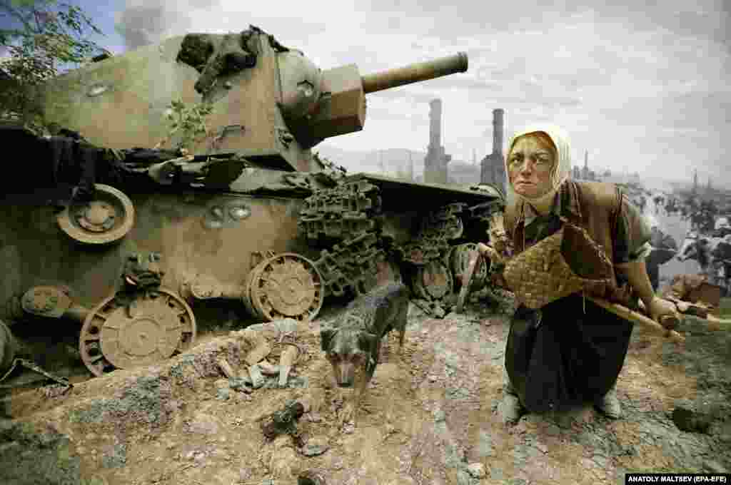 Спасающаяся от войны женщина и ее собака на фоне разрушенного танка. Выставка в значительной степени ориентирована на школьников, для которых организовали бесплатный вход.
