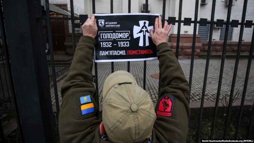 Під час акції &laquo;Нагадаємо, хто винен&raquo; біля посольства Росії в Україні активісти обклеїли паркан біля дипломатичної установи плакатами з написом &laquo;Голодомор 1932&ndash;1933. Пам&#39;ятаємо. Помстимось&raquo;. Київ, 27 листопада 2020 року. НА ЦЮ Ж ТЕМУ