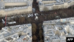 Вид сверху на шествие в Париже
