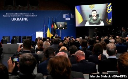 Presidenti ukrainas, Volodymyr Zelensky, duke folur me delegatët përmes video-lidhjea gjatë një konference ndërkombëtare mbi rindërtimin dhe rimëkëmbjen e Ukrainës në Berlin në tetor.