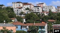 This picture taken on August 5, 2019 shows old buildings near the Gaziosmanpasa district in Istanbul. - Turkey is about to mark 20 years since the devastating twin quakes in 1999, both over magnitude-7, that hit a highly populated zone in the northwest, l