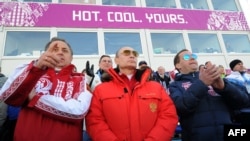 Виталий Мутко (слева), Владимир Путин (в центре), Дмитрий Медведев (справа) на Играх в Сочи