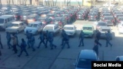 Вооруженные люди в масках, прибывшие в редакцию крымско-татарского канала АТR. Симферополь, 26 января 2015 года.