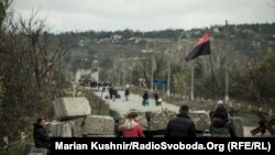 Архивное фото. Переход между КПВВ в Станице Луганской. На фоне позиции боевиков. 9 октября 2016 года