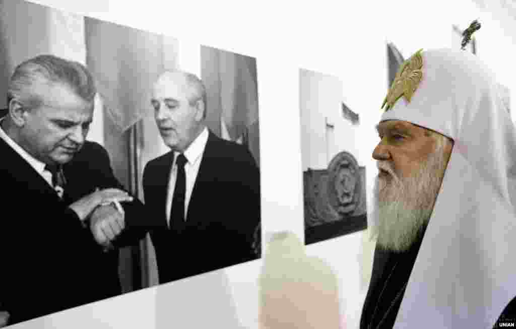 Патріарх Київський і всієї Руси-України Філарет під час відкриття фотовиставки, присвяченої 80-річчю від дня народження першого президента України «Леонід Кравчук: 80 років з Україною». Київ, 10 січня 2014 року