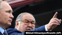 Представители Алишера Усманова, который является владельцем 100% акций издательского дома «Коммерсант» – компании «Коммерсантъ-холдинг», не имеет отношения к увольнению журналистов издания.