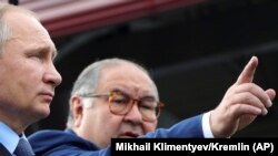 Presidenti rus, Vladimir Putin, dhe miliarderi Alisher Usmanov. Fotografi nga arkivi. 