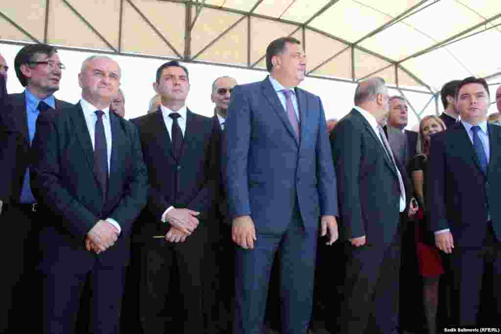 Ministar za rad, zapošljavanje, boračka i socijalna pitanja Srbije Aleksandar Vulin (treći s lijeva) i predsjednik RS Milorad Dodik (u sredini)