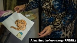 Зодие-ханум держит рисунок Самии