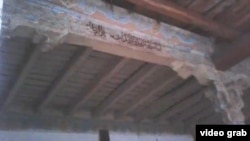 Dang‘arada ustaxonaga aylantirilgan eski masjidning peshtoqi