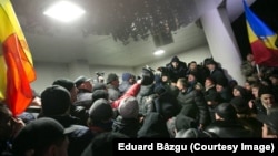 Демонстранты ворвались в здание парламента Молдавии