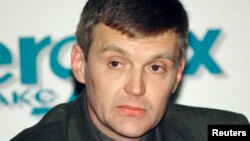 Александр Литвиненко в бытность сотрудником Федеральной службы безопасности (ФСБ) России на пресс-конференции. Москва, 17 ноября 1998 года.