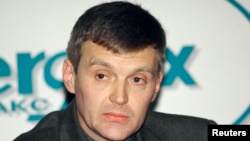Aleksandr Litvinenko, then an officer of Russia's Federal Security Service, attends a news conference in Moscow in November 1998.