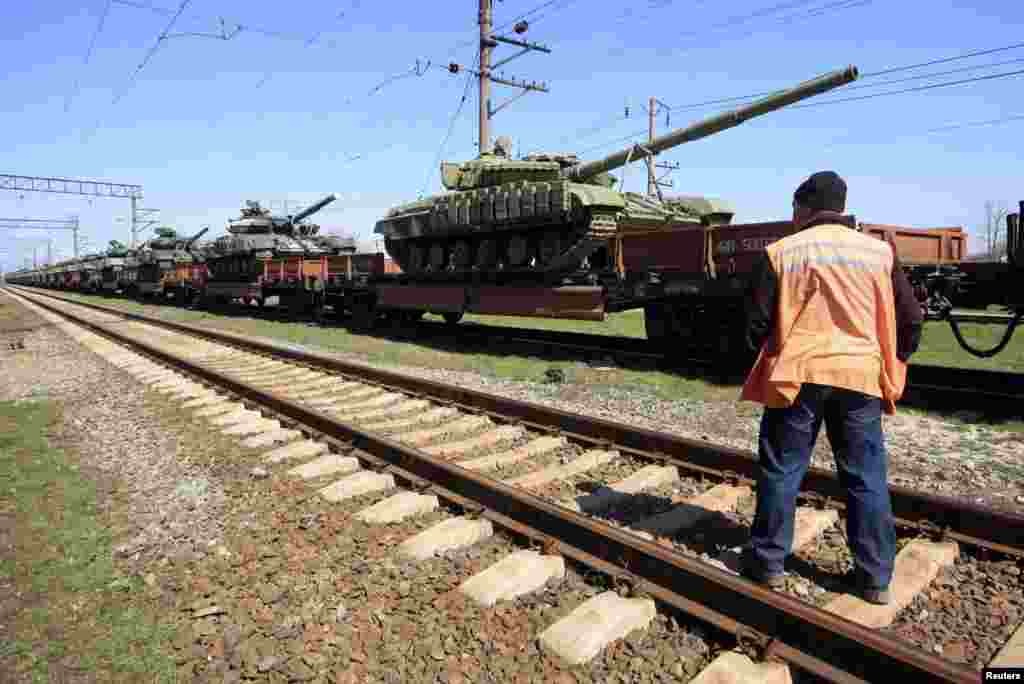 Simferepol yaxınlığında vaqonlara yüklənən Ukrayna tankları. 31 mart 2014