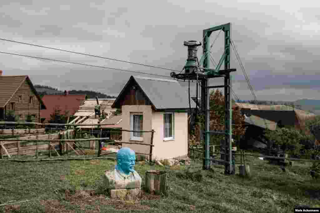 A blue Lenin in Podobovets Ackermann is preparing for an exhibition of the project in Moscow later this year, a show which is likely to attract controversy. &quot;I want it to spark discussion. What would upset me is people using it as propaganda -- I don&rsquo;t want Ukraine to use it to say, &#39;Look, we&rsquo;re turning the page,&#39; but at the same time I don&rsquo;t want Russia to use it and say, &#39;Look at these vandals, they are behaving like [the Islamic State group] in [the Syrian city of] Palmyra.&#39;&rdquo; 