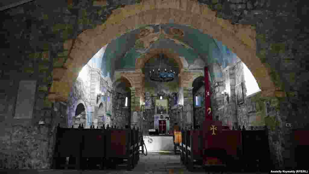 Могила Айвазовского находится на территории средневековой армянской церкви Сурб Саркис, постоянным прихожанином которой он являлся. Здесь в 1817 году художника крестили, в 1848 году он венчался со своей первой супругой. На личные средства Айвазовского храм реставрировали в 1888 году