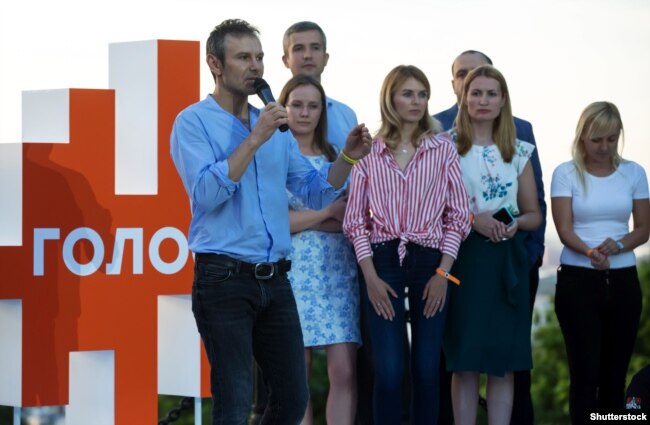 Лідер партії «Голос» Святослав Вакарчук зі своїми однопартійцями. Київ, червень 2019 року