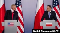 АҚШ президенті Дональд Трамп (сол жақта) пен Польша президенті Анджей Дуда. Варшава, 6 шілде 2017 жыл.