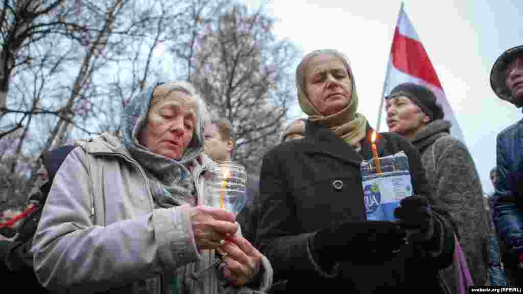 Запальнічкі непадалёк ад чарнобыльскай капліцы