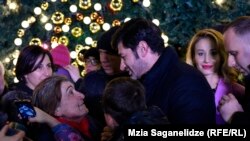 Каха Каладзе у новогодней елки в Тбилиси (архив)
