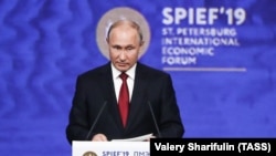 Владимир Путин на экономическом форуме в Санкт-Петербурге, 7 июня 2019 года 