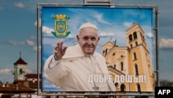 Un billboard care anunță vizita Papei Francisc la Sofia, mai 2019 