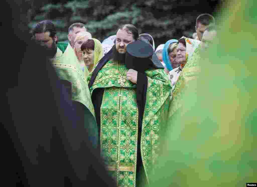 Orthodox clergymen and worshipers take part in a prayer for peace in the eastern city of Luhansk, Ukraine, on June 9. (Reuters/Shamil Zhumatov)