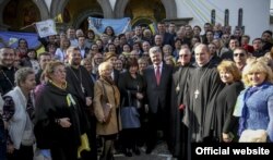 Італійські українці спілкуються з Петром Порошенком під час його візиту до Італії. Листопад 2015 року