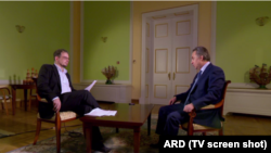 Журналист Хайо Зеппельт во время интервью с министром спорта России Виталием Мутко