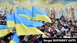 Credincioșii ucraineni vor putea sărbători Crăciunul pe 25 decembrie, pe rit nou, după ce conducerea de la Kiev a semnat o lege care prevede separarea de Biserica Rusă. 