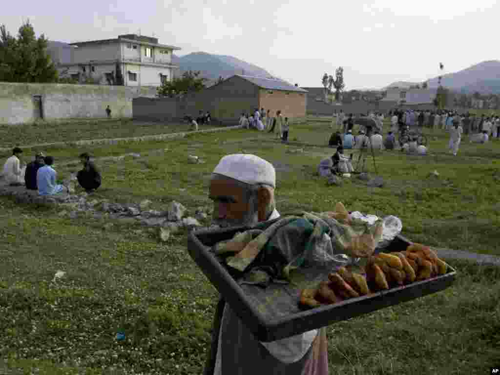 Pakistan - Neposredno poslije akcije američkih vojnih snaga u kojoj je ubijen Osama bin Laden, ispred kuće su se mogli kupiti i tradicionalni pakistanski slatkiši, Abbottabad, 05.05.2011. Foto: AP / Anjum Naveed 