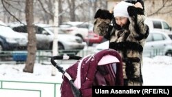 Ал эми кыргызстандык кыз-келиндер Орусияга барып, бала багуучу болуп иштейт. Сүрөттө: Москвадагы мигранттар.