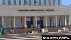 У теперь уже бывшего здания акимата Туркестанской области в городе Шымкенте. 17 августа 2018 года.