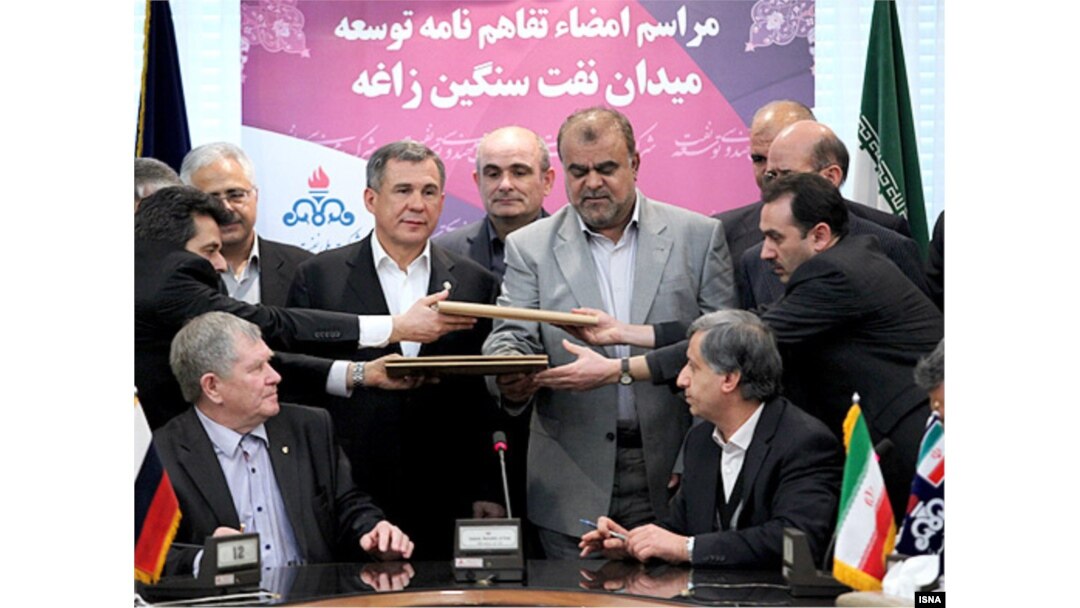 تصویر منتشر شده در خبرگزاری ایسنا مربوط به مراسم امضای قرارداد توسعه میدان نفت سنگین زاغه