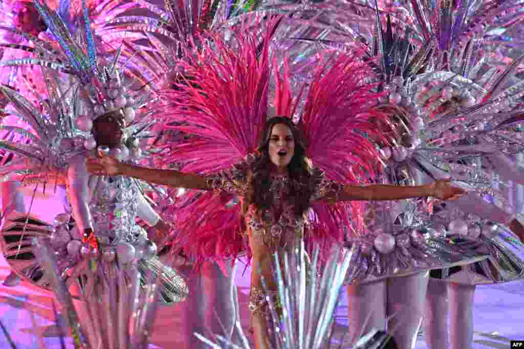 Brazilian model Izabel Goulart performs at the closing ceremony.