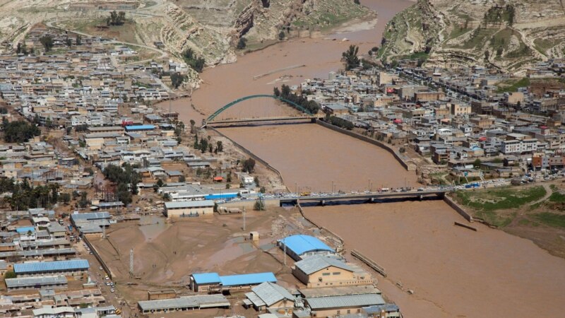 Иранците ги обвинуваат властите за поплавите 