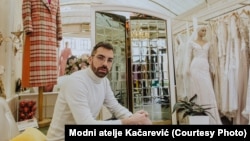Nemanja Kačarević u svom modnom studiju u Valjevu umesto venčanica prodaje kapute.